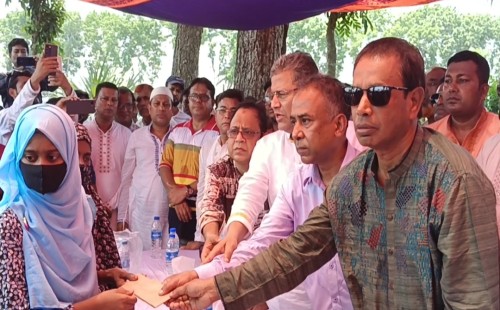 বজ্রপাতে নিহত দুই কৃষক পরিবারের পাশে বিএনপি