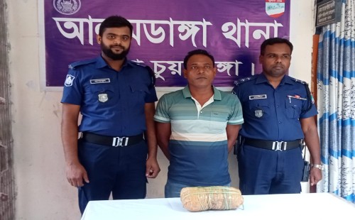 আলমডাঙ্গায় এক কেজি গাঁজাসহ মাদক ব্যবসায়ী আটক