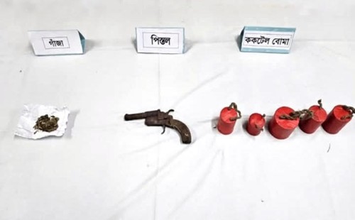 গাংনীতে সেনাবাহিনীর অভিযানে বোমা, অস্ত্র ও গাঁজা উদ্ধার
