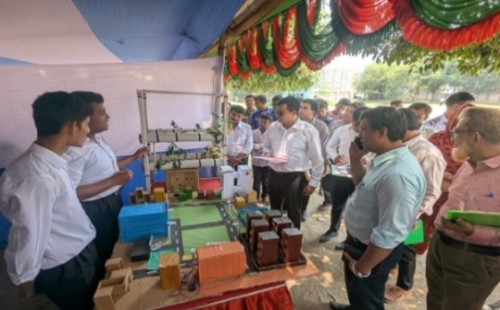 বিজ্ঞান মেলায় ক্ষুদে বিজ্ঞানীদের নানা উদ্ভাবন