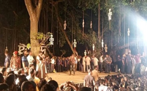 দর্শকদের হুড়োহুড়িতে শুরু করা যায়নি ইত্যাদি