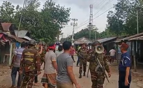 হরিণাকুণ্ডুতে মাছ কেনাবেচা ও স্কুলছাত্রদের মারামারি নিয়ে রণক্ষেত্র
