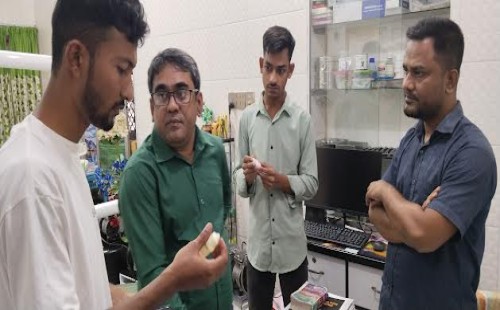 পিতার নামে ডাক্তারি, নেই কোনো ডিগ্রি