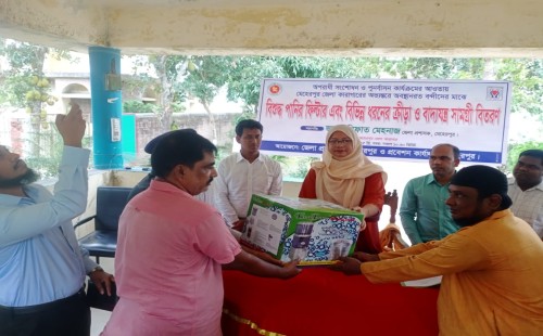 মেহেরপুর জেলা কারাগারে বিশুদ্ধ পানিসহ বাদ্যযন্ত্র বিতরণ