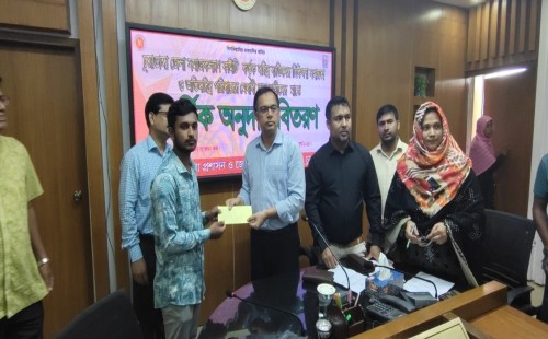 চুয়াডাঙ্গায় ৯ লাখ টাকার অনুদান পেল দরিদ্র ও মেধাবীরা