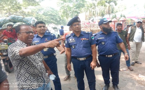 সরোজগঞ্জ বাজারে ট্র‍াফিক ও ডুগডুগি পশুহাট পরিদর্শনে এসপি গোলাম মওলা