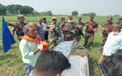 শূন্যরেখায় মৃত মায়ের মুখ দেখলেন দুই মেয়ে