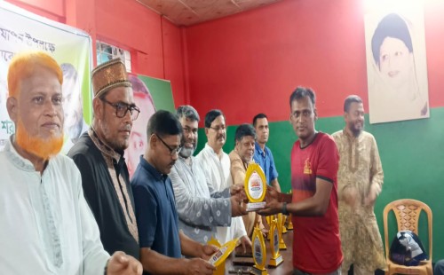 ২০টি মন্দির কমিটির নেতাদের হাতে স্মারক ক্রেস্ট প্রদান