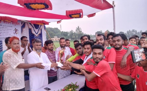 চুয়াডাঙ্গায় ঈদ উপলক্ষে ক্রীড়া প্রতিযোগিতা ও পুরস্কার বিতরণকালে শরীফুজ্জামান