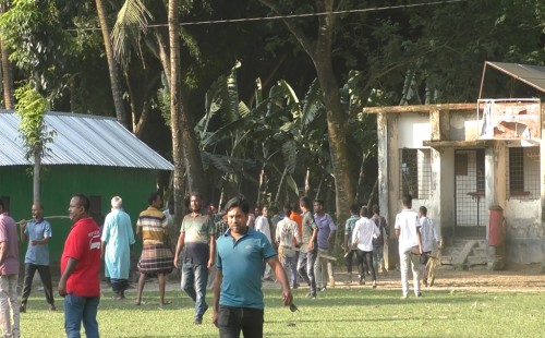 ককটেল নিক্ষেপে আতঙ্ক, পুলিশের দাবি ‘পটকাবাজি’