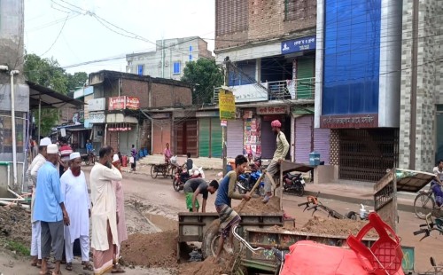 গাংনীতে স্বেচ্ছাশ্রমে রাস্তা মেরামত করলো জামায়াত