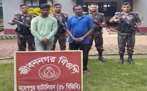 অবৈধভাবে ভারতে যাওয়ার সময় দুই বাংলাদেশি আটক