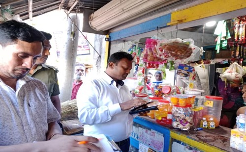 হরিণাকুণ্ডুতে মেয়াদোত্তীর্ণ পণ্য রাখায় দোকানিকে জরিমানা
