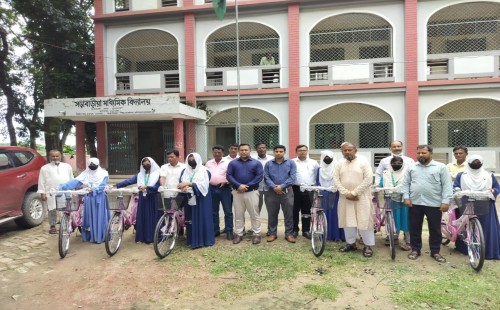 চুয়াডাঙ্গার সড়াবাড়ীয়া ও খাড়াগোদা মাধ্যমিক বিদ্যালয় পরিদর্শনে এডিসি