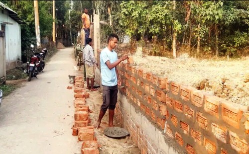 ঝিনাইদহে সরকারি রাস্তায় প্রাচীর নির্মাণ!