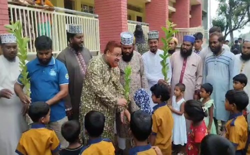 দর্শনায় হরিজন সম্প্রদায়ের মাঝে ডেকোরেটর সামগ্রী বিতরণ