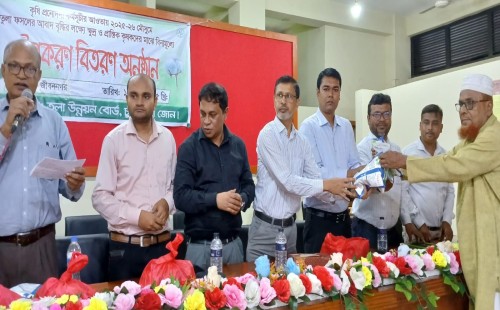 জীবননগরে তুলা চাষিদের মাঝে উপকরণ বিতরণ