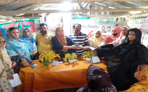 আলমডাঙ্গার ভাংবাড়ীয়ায় মহিলা দলের সদস্য ফরম বিতরণ
