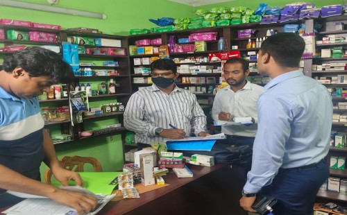 ভ্রাম্যমাণ আদালতে দুই ফার্মেসিকে জরিমানা