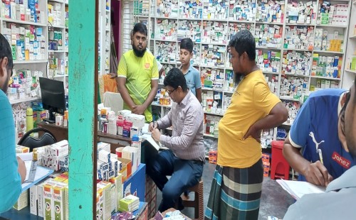 মেয়াদোত্তীর্ণ ওষুধ রাখায় তিন ফার্মেসিকে জরিমানা