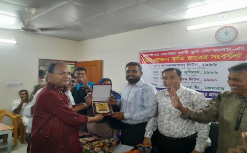ঝিনাইদহ উজির আলী স্কুলের সভাপতি কামরুজ্জামান লিটনকে সংবর্ধনা
