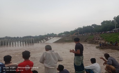 ভৈরব নদের বাঁধ কেটে পানি অপসারণ