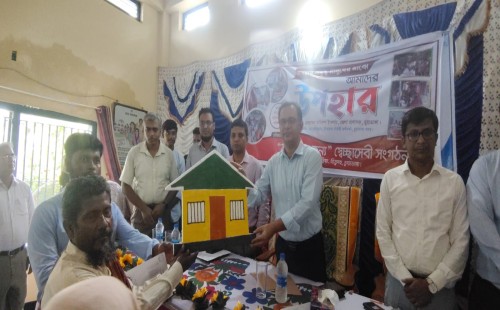 অসহায় অসুস্থ মানুষের মাঝে উপহার-সামগ্রী বিতরণ
