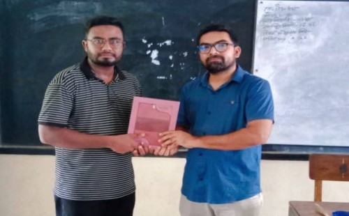 কুড়ুলগাছি হাইস্কুলে শিক্ষকদের নোট বই দিলেন সভাপতি