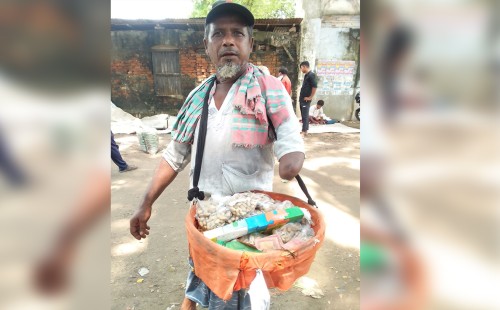 হাত হারিয়েও হার মানেননি জমসেদ