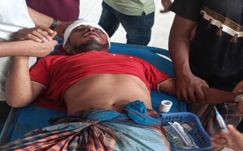 কার্পাসডাঙ্গায় মোটরসাইকেল-ভ্যান সংঘর্ষ, যুবক জখম
