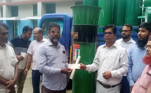 মুজিবনগরে কৃষকদের মাঝে এয়ার-ফ্লো মেশিন বিতরণ