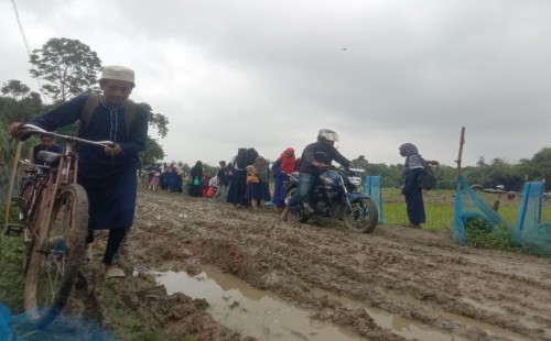 তিতুদহের আড়িয়া মাদ্রাসা সড়কে হাঁটুসমান কাদা, বাধ্য হয়ে কেউ ফিরছে