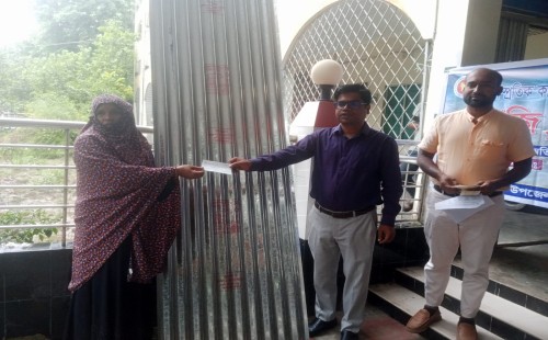 মুজিবনগরেক্ষতিগ্রস্তদের মাঝে ঢেউটিন ও নগদ সহায়তা বিতরণ
