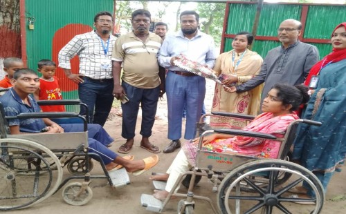 দর্শনায় প্রতিবন্ধী বিদ্যালয় পরিদর্শনে জেলা কর্মকর্তা