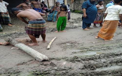 দামুড়হুদার চন্ডিপুরে জনগণের চলাচলের রাস্তা দখলের অভিযোগ