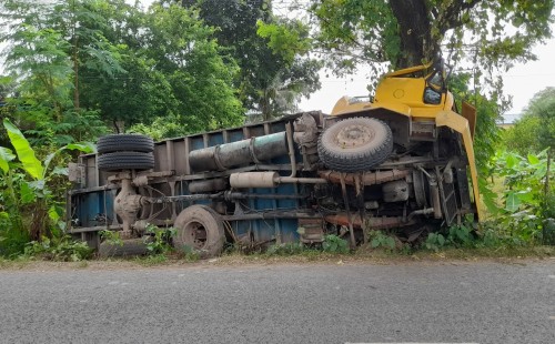 আলমডাঙ্গায় গাছের সঙ্গে বালুভর্তি ট্রাকের ধাক্কায় হেলপার নিহত