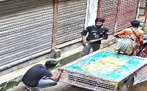 চুয়াডাঙ্গা শহরের লোহা পট্টিতে দিনের বেলায় চুরি