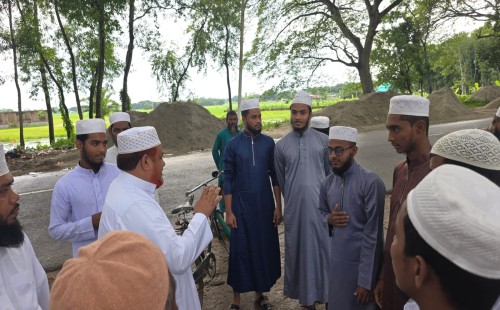 দামুড়হুদার বিভিন্ন ক্বওমী মাদ্রাসা পরিদর্শনকালে রুহুল আমিন