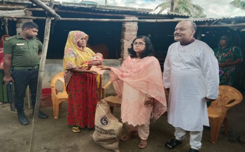কার্পাসডাঙ্গার তিন সন্তানের মা সুমাইয়ার পাশে উপজেলা প্রশাসন
