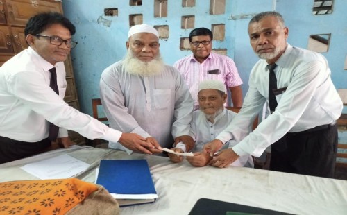 চুয়াডাঙ্গায় প্রবীণ আইনজীবীর চিকিৎসায় কল্যাণ তহবিলের টাকা প্রদান