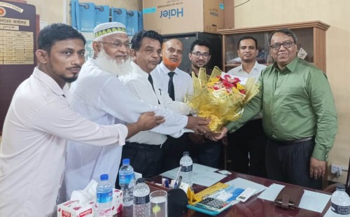 খুলনা কর কমিশনার শেখ মনিরুজ্জামানকে ফুলেল শুভেচ্ছা