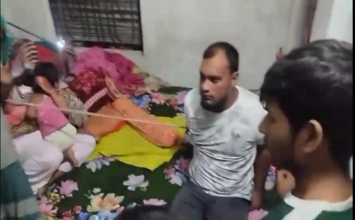 প্রবাসীর স্ত্রীর সঙ্গে অনৈতিক কর্মকাণ্ডের সময় মুদি ব্যবসায়ী আটক