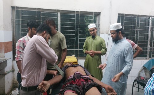 একই পরিবারের চারজনকে কুপিয়ে জখম