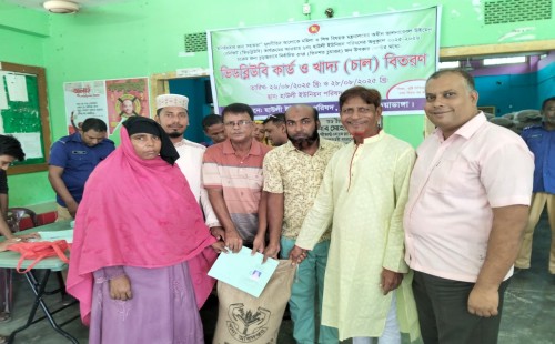 দামুড়হুদার হাউলীতে ভিডাব্লিউবির চাল বিতরণ