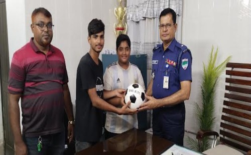 যুবকদের হাতে ফুটবল তুলে দিলেন দর্শনা থানার ওসি তিতুমীর