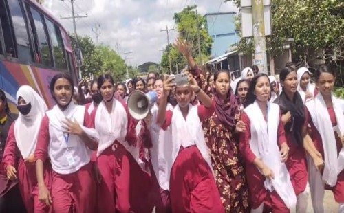 প্রধান শিক্ষকের পদত্যাগ দাবিতে বিক্ষোভ, সড়ক অবরোধ
