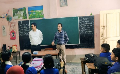 জীবননগরে ইউএনও’র পাঠদান