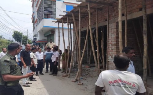 আলমডাঙ্গায় নির্মাণাধীন বিল্ডিংয়ের কাজ বন্ধ করে দিলেন প্রশাসক