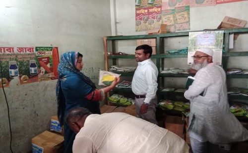 দামুড়হুদায় অভিযানে মিলল মেয়াদোর্ত্তীর্ণ সার-কীটনাশক