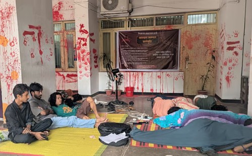 চট্টগ্রাম বিশ্ববিদ্যালয়ে দ্বিতীয় দিনের মতো অনশনে ৯ শিক্ষার্থী